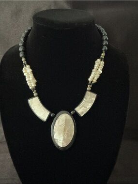 Vintage Mother of Pearl Black Onyx Bead Accents Necklace